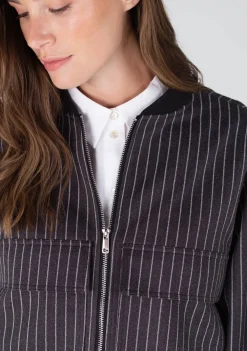 Blazers & Jasjes|Jassen><noscript><img width=