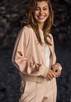 Blazers & Jasjes|Jassen><noscript><img width=