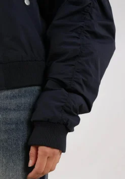 Blazers & Jasjes|Jassen><noscript><img width=